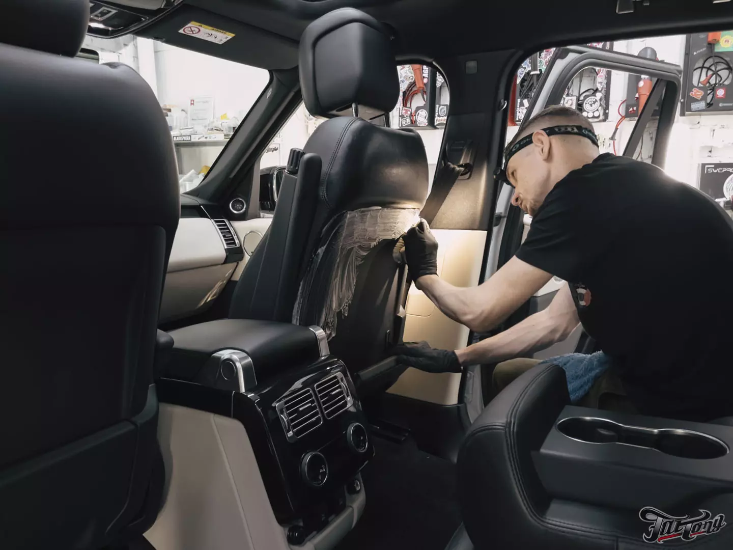 Химчистка и ремонт кожи в салоне Range Rover